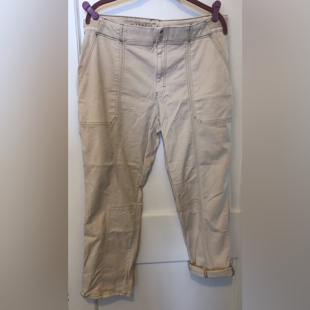 WHBM Mid-rise Pret-A-Pedi cropped pants.